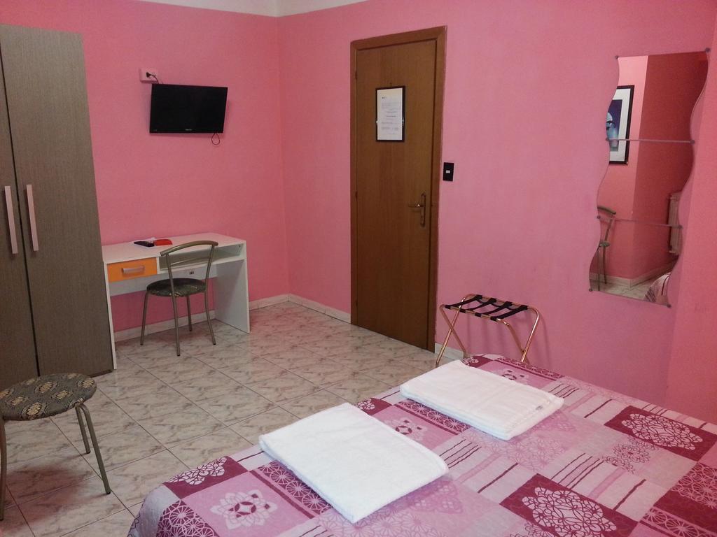Hotel Roxena House *