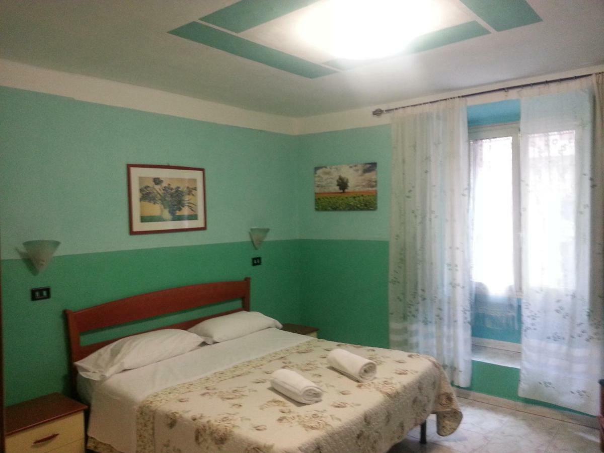 Roxena House *